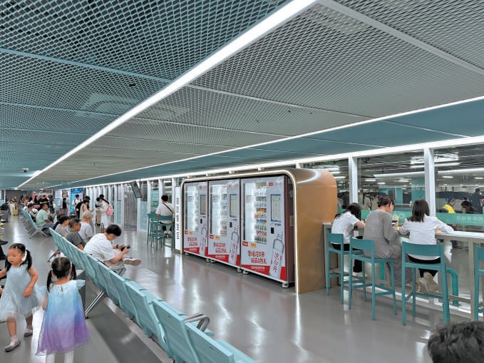 旅客在北京南站新开辟的网约车候车区休息。 旅客在北京南站新开辟的网约车候车区休息。