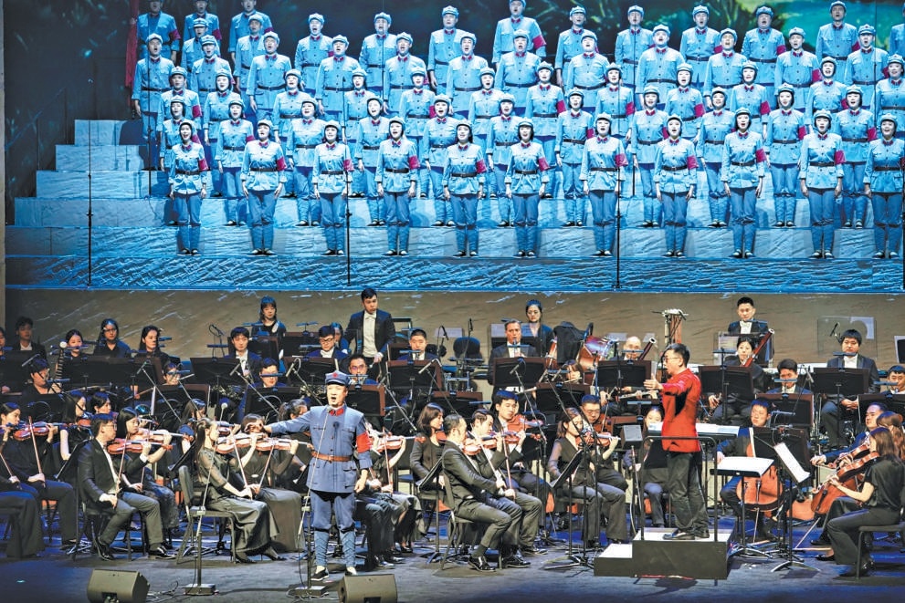 国家大剧院制作的大型音乐史诗《百年荣光·长征组歌》剧照。