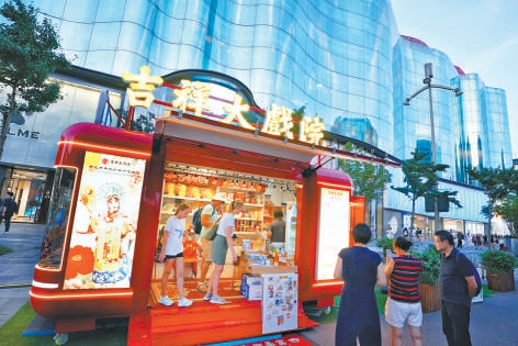 银泰in88大厦楼下，吉祥大戏院的文创小车常常引来外国游客选购。