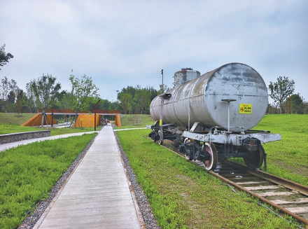 公园二期北段陈设的铁路罐车。