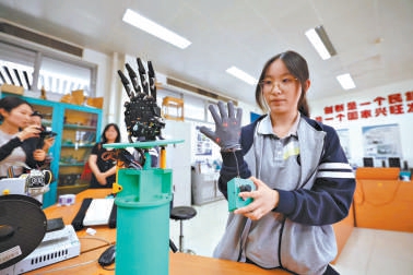 北京市第八十中学学生在试验机械手臂。 北京市第八十中学学生在试验机械手臂。