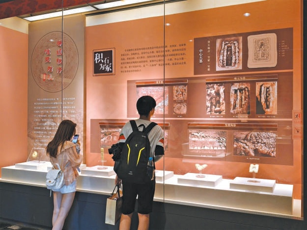 天坛公园“文明溯源——牛河梁红山文化专题展”,汇集牛河梁遗址出土的红山文化代表性文物,吸引游人驻足观赏。 天坛公园“文明溯源——牛河梁红山文化专题展”,汇集牛河梁遗址出土的红山文化代表性文物,吸引游人驻足观赏。