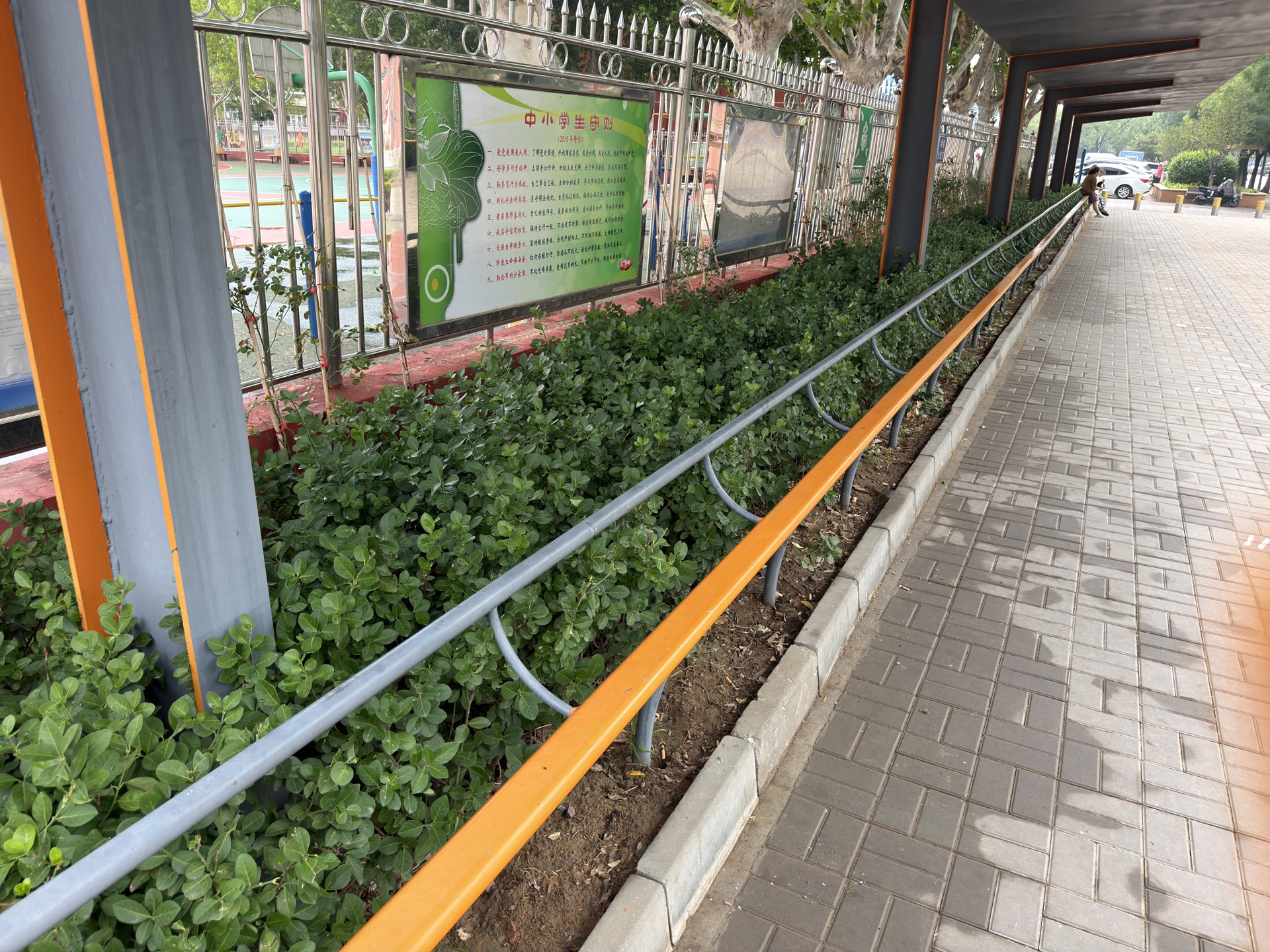 北京一小学校门口“一根杆长椅”走红,网友:建议全国推广 北京一小学校门口“一根杆长椅”走红,网友:建议全国推广