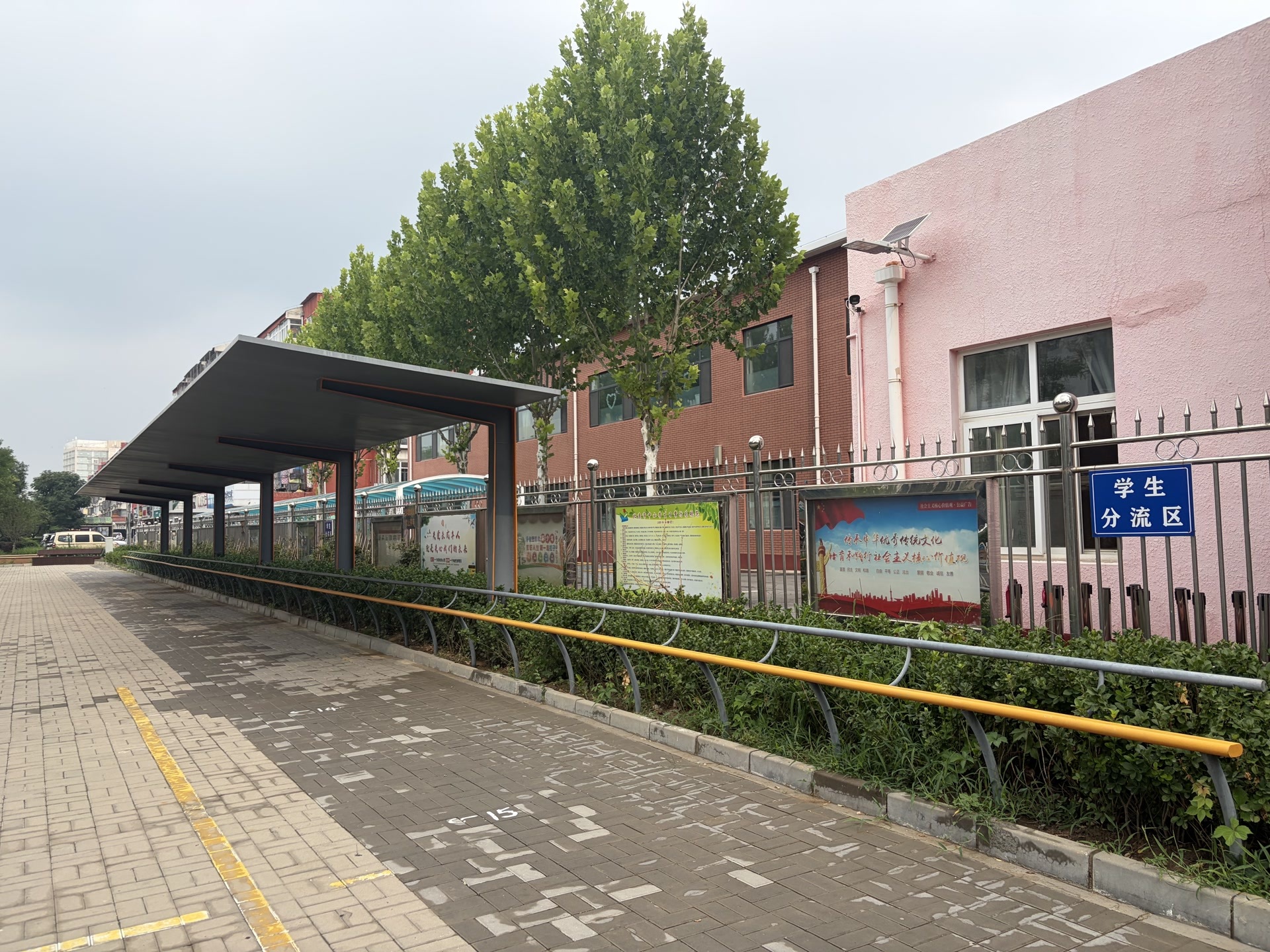 北京一小学校门口“一根杆长椅”走红,网友:建议全国推广 北京一小学校门口“一根杆长椅”走红,网友:建议全国推广