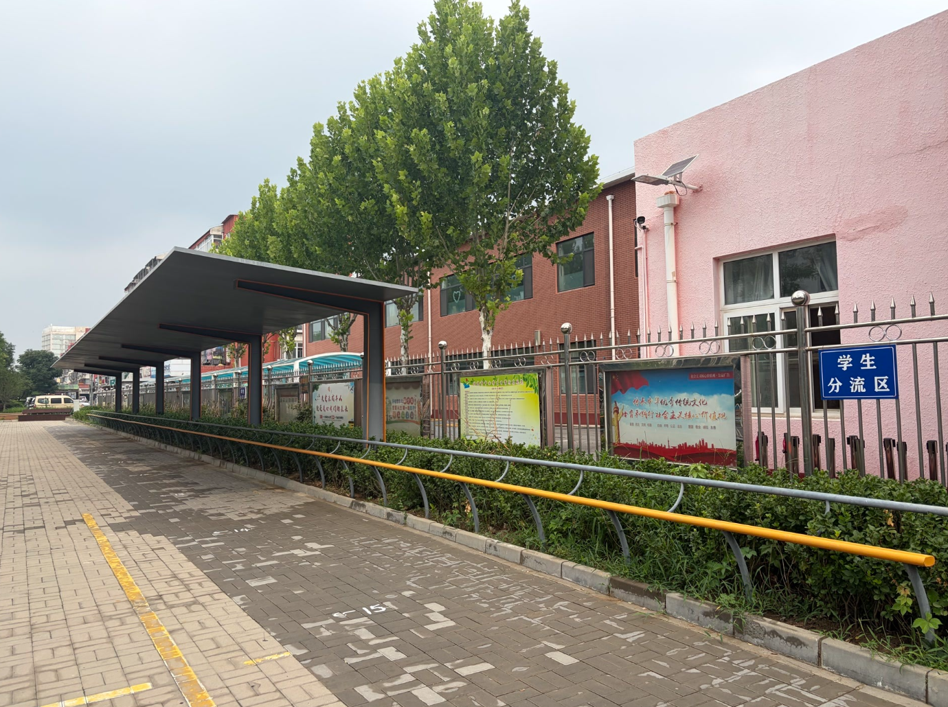 北京一小学校门口“一根杆长椅”走红,网友:建议全国推广 北京一小学校门口“一根杆长椅”走红,网友:建议全国推广