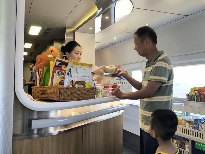 高铁上可以点老北京炸酱面了！北京铁路推出11款新品高铁餐