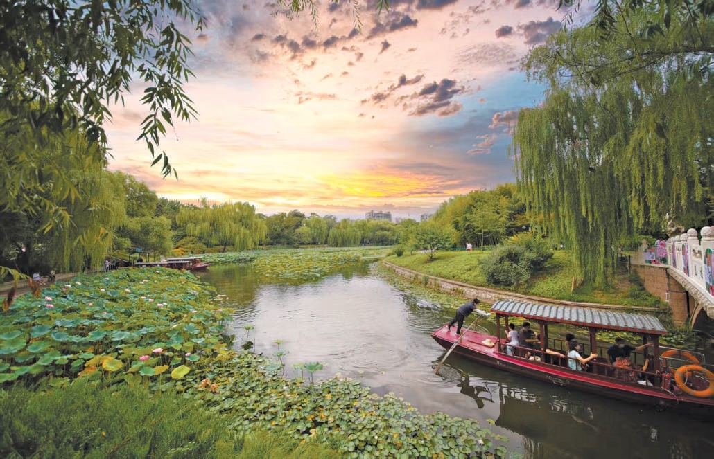 傍晚时分,乘客在紫竹院公园乘坐游船,邂逅黄昏盛景。 傍晚时分,乘客在紫竹院公园乘坐游船,邂逅黄昏盛景。