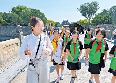 学生们在卢沟桥上聆听实景思政课。