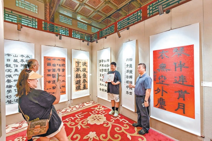 昨天,孩子们的书法作品挂进北海公园画舫斋。 昨天,孩子们的书法作品挂进北海公园画舫斋。