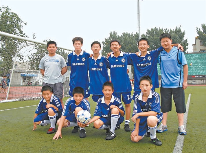 2008年,王昱霄(后排右二)和小伙伴们在百队杯赛场合影。 2008年,王昱霄(后排右二)和小伙伴们在百队杯赛场合影。