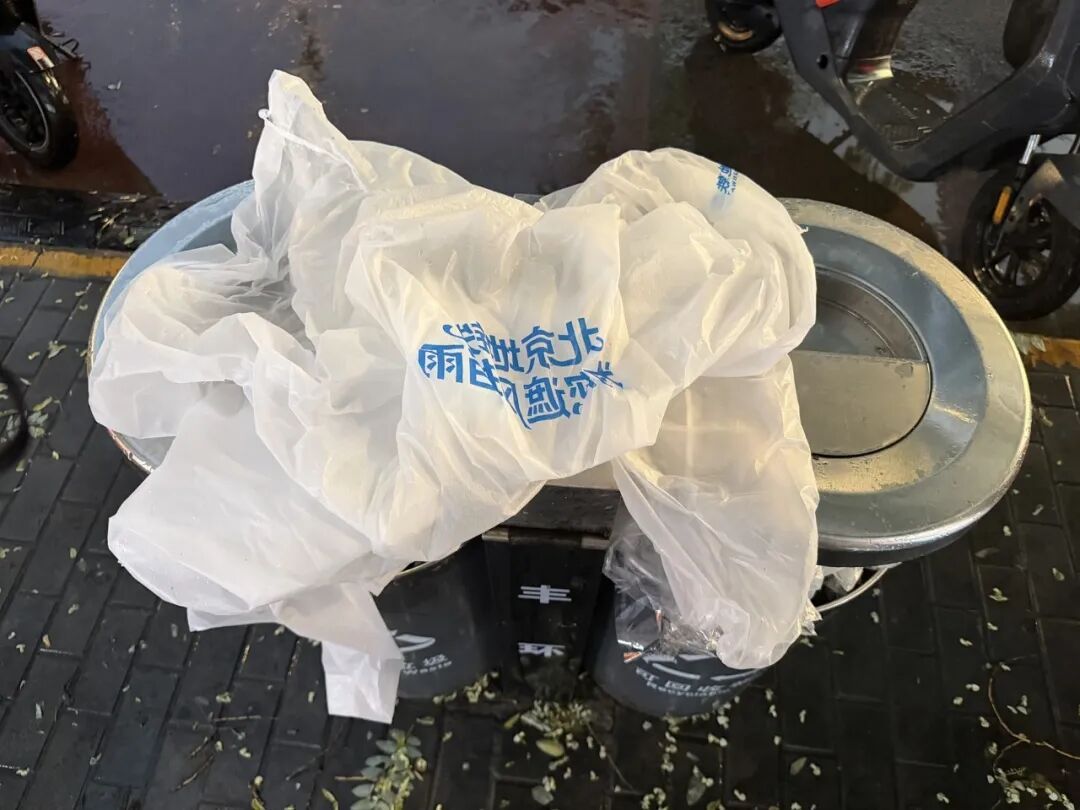 被随意丢弃的北京地铁新款雨衣。 被随意丢弃的北京地铁新款雨衣。
