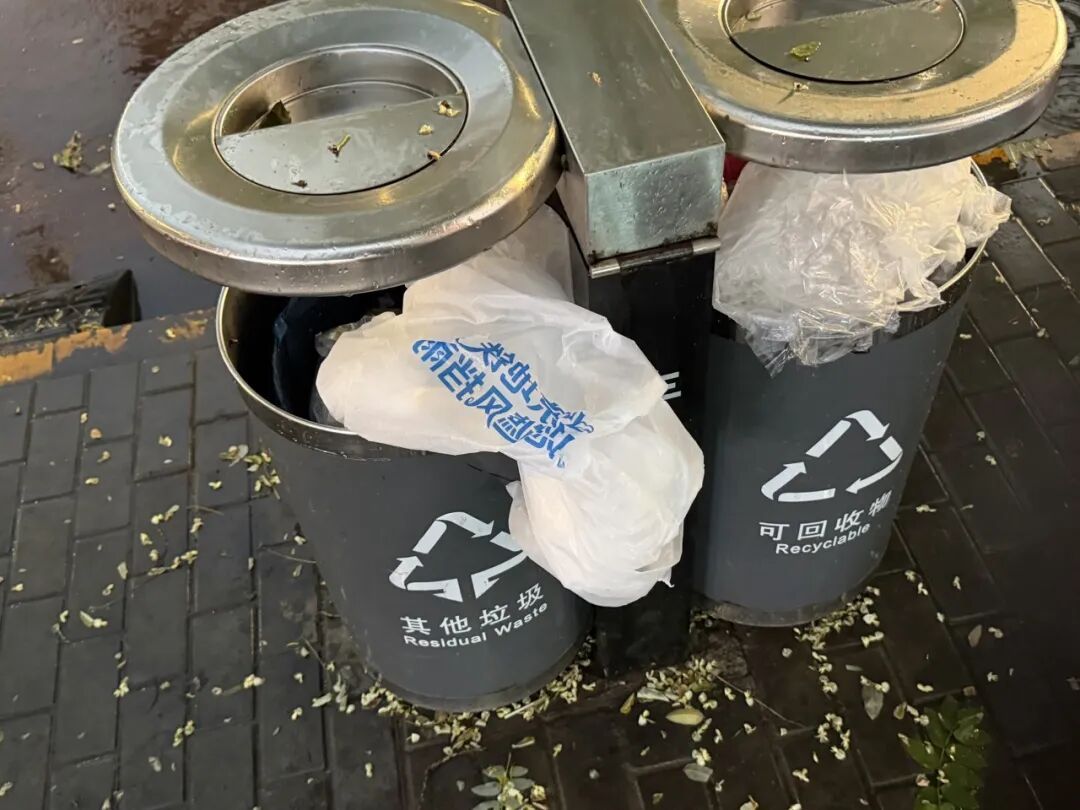不少被丢弃雨衣完好无损。 不少被丢弃雨衣完好无损。