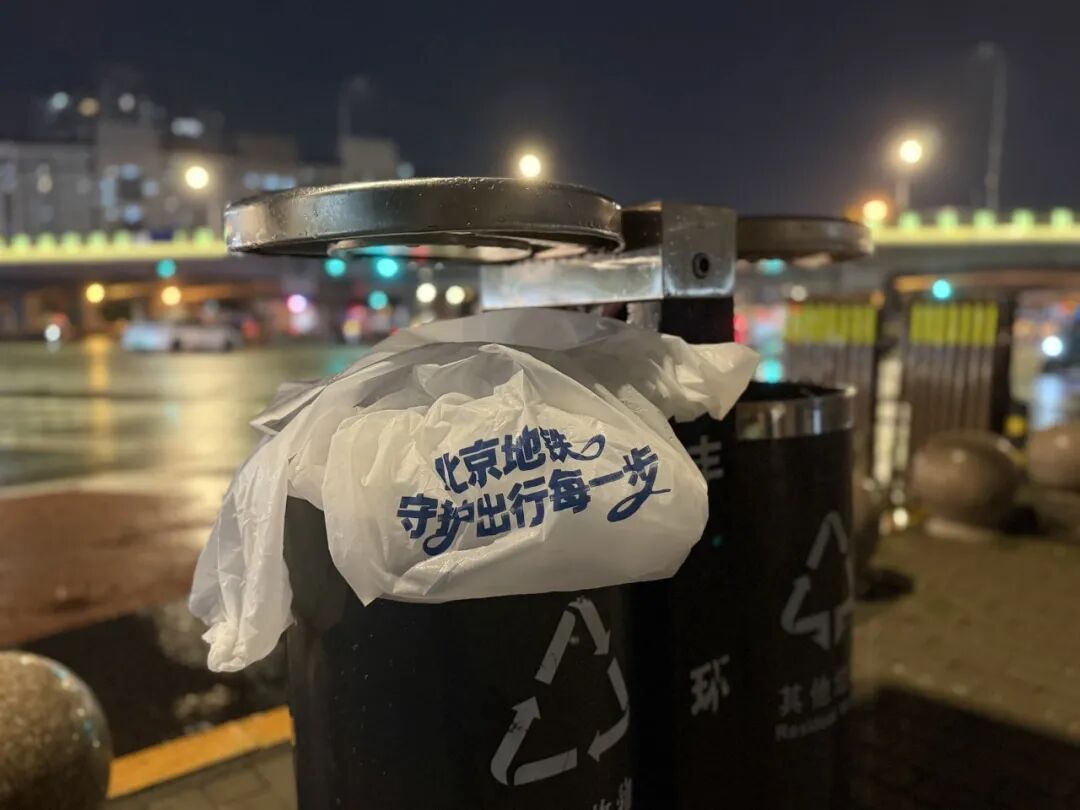 新款雨衣背面特别印制暖心标语。 新款雨衣背面特别印制暖心标语。
