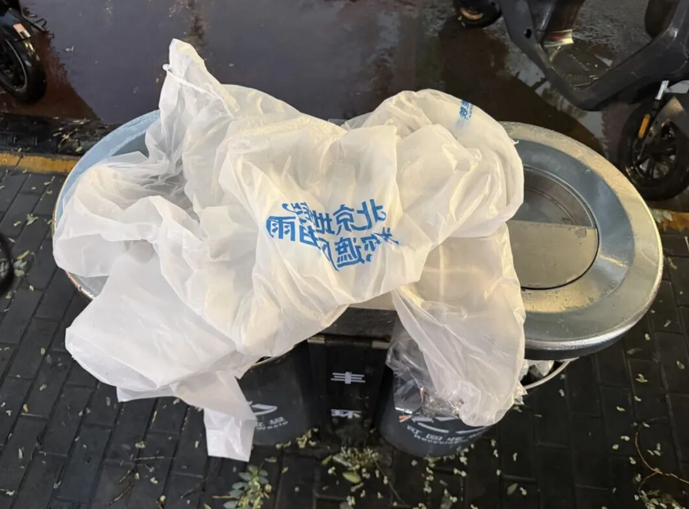 北京地铁免费送的新款雨衣 可重复使用! 北京地铁免费送的新款雨衣 可重复使用!