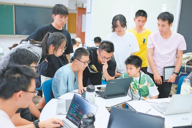 大中小学生一起研讨项目。 大中小学生一起研讨项目。