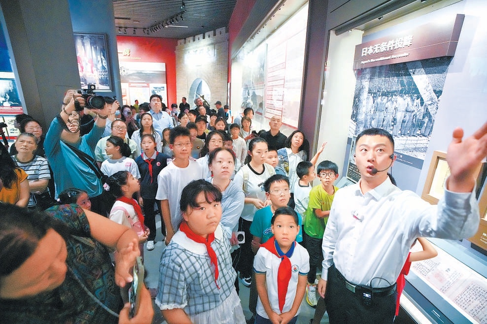 8月15日，观众在中国人民抗日战争纪念馆参加主题社教活动。