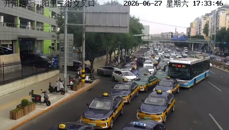 直行与右转车辆各行其道！北京南站“双右转”改造缓解路口堵车