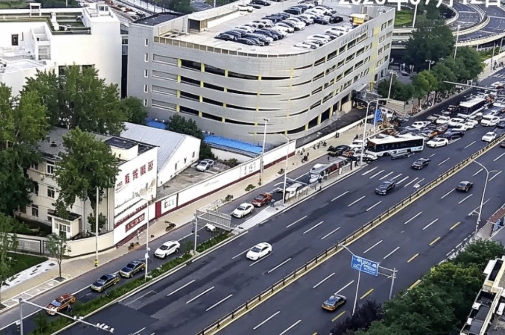 直行与右转车辆各行其道！北京南站“双右转”改造缓解路口堵车