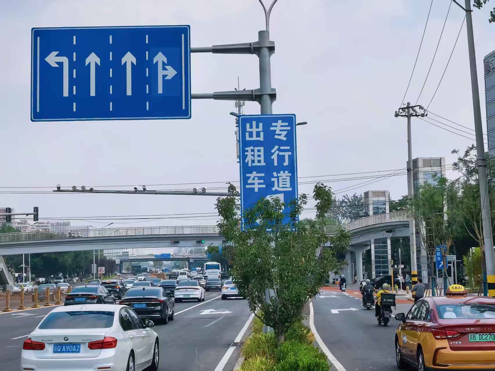 直行与右转车辆各行其道！北京南站“双右转”改造缓解路口堵车