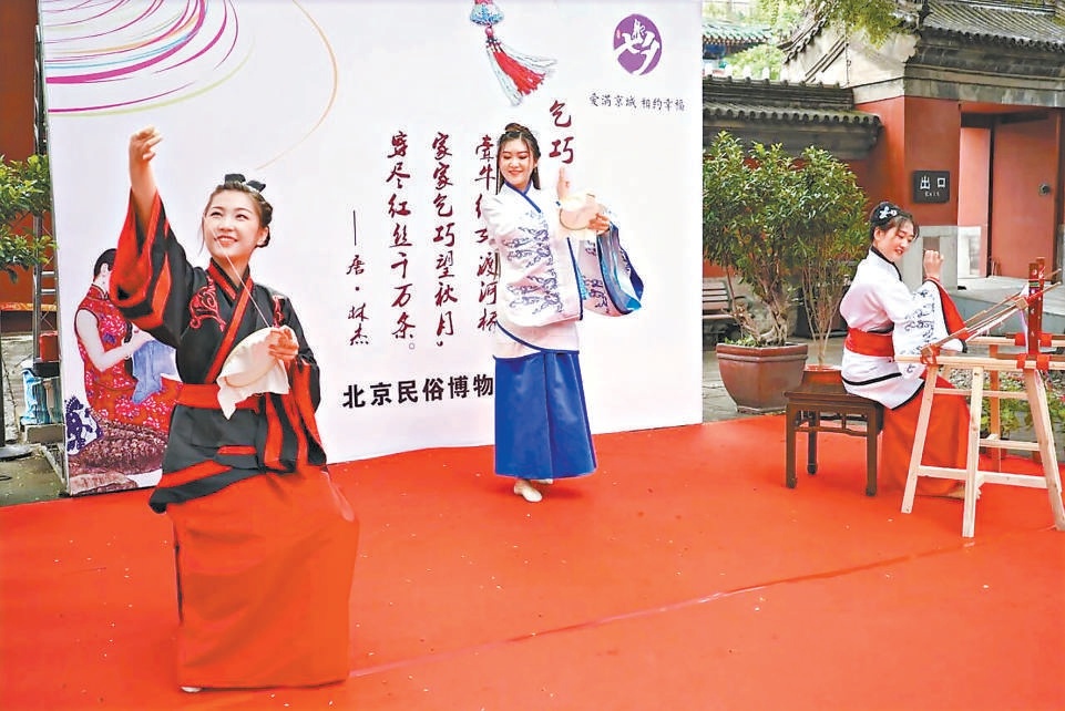 北京民俗博物馆提供彩线、银针等全套乞巧器具,观众可亲手引线穿针,复刻乞巧仪式。 北京民俗博物馆提供彩线、银针等全套乞巧器具,观众可亲手引线穿针,复刻乞巧仪式。