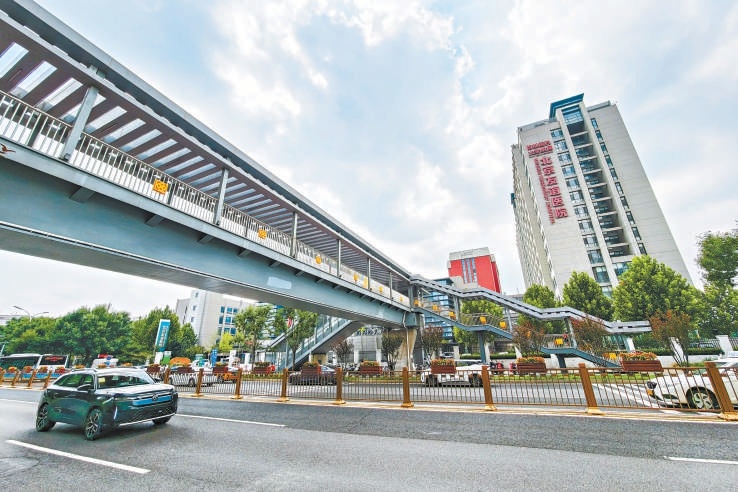 友谊医院通州院区东门过街天桥实现人车分流,行人过街安全得到保障。 友谊医院通州院区东门过街天桥实现人车分流,行人过街安全得到保障。