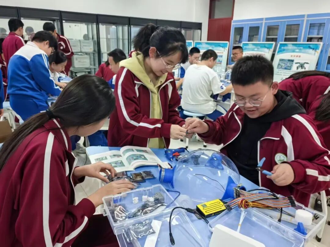 平谷中学学生开展实践探究。