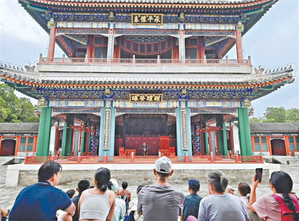颐和园德和园大戏楼上演河北梆子经典折子戏《战宛城·思春》专场演出。 颐和园德和园大戏楼上演河北梆子经典折子戏《战宛城·思春》专场演出。