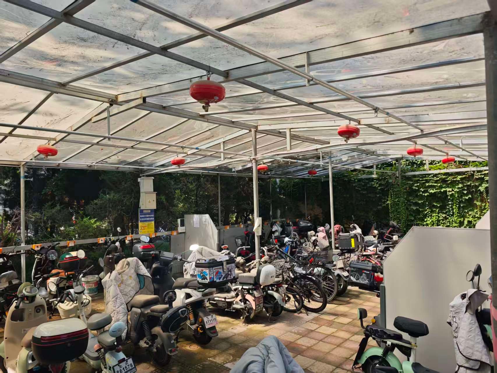 电动自行车有位停、有电充，这个老小区终于不用再“抢”了