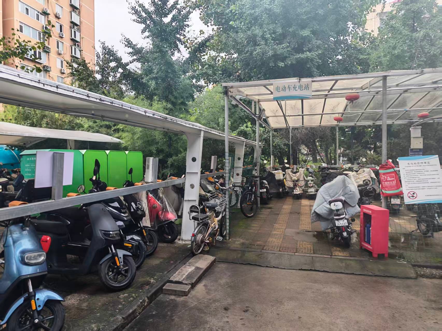 电动自行车有位停、有电充，这个老小区终于不用再“抢”了