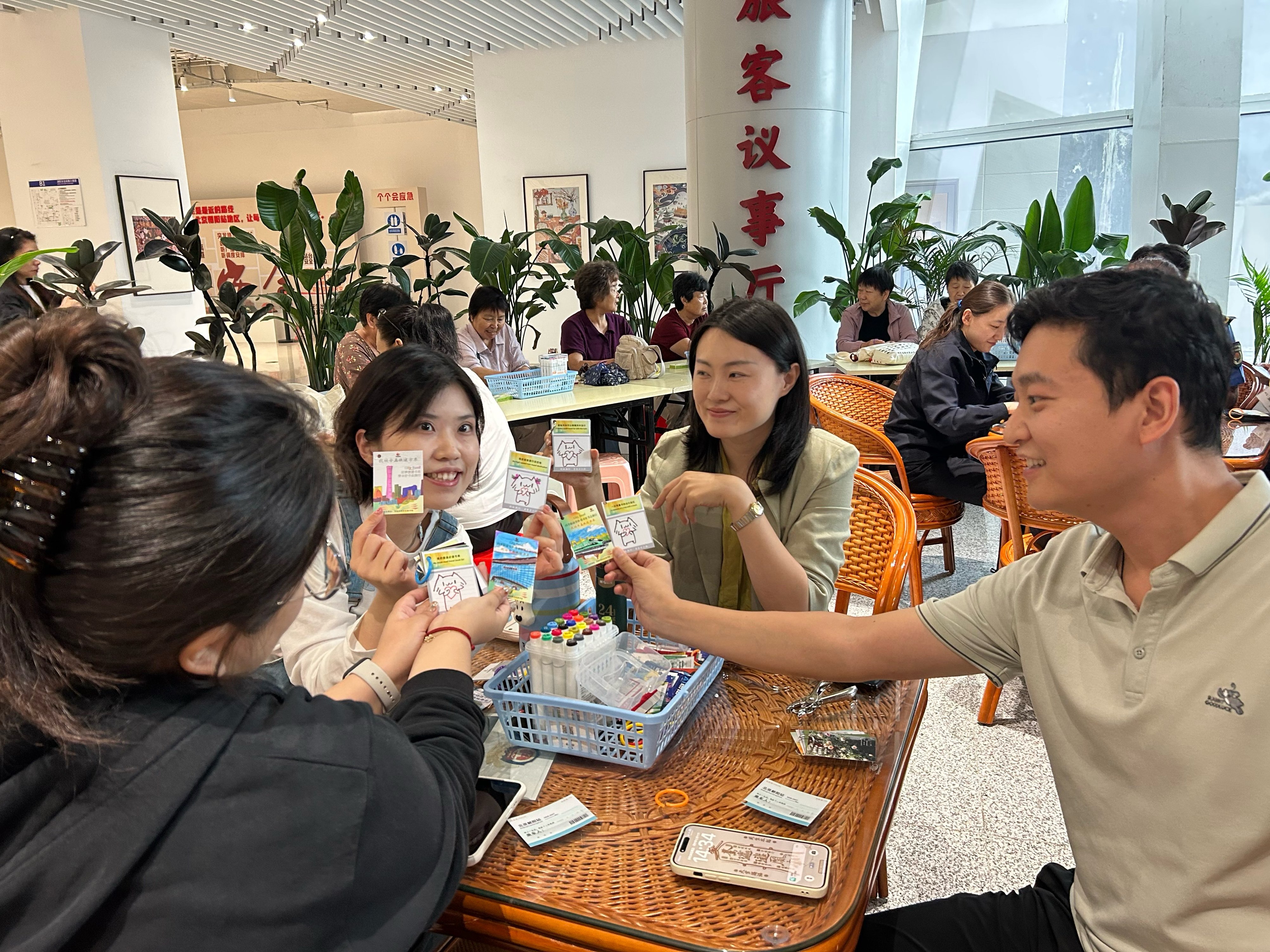 告别候车刷手机！北京朝阳站旅客亲手制作“专属书单”纪念品