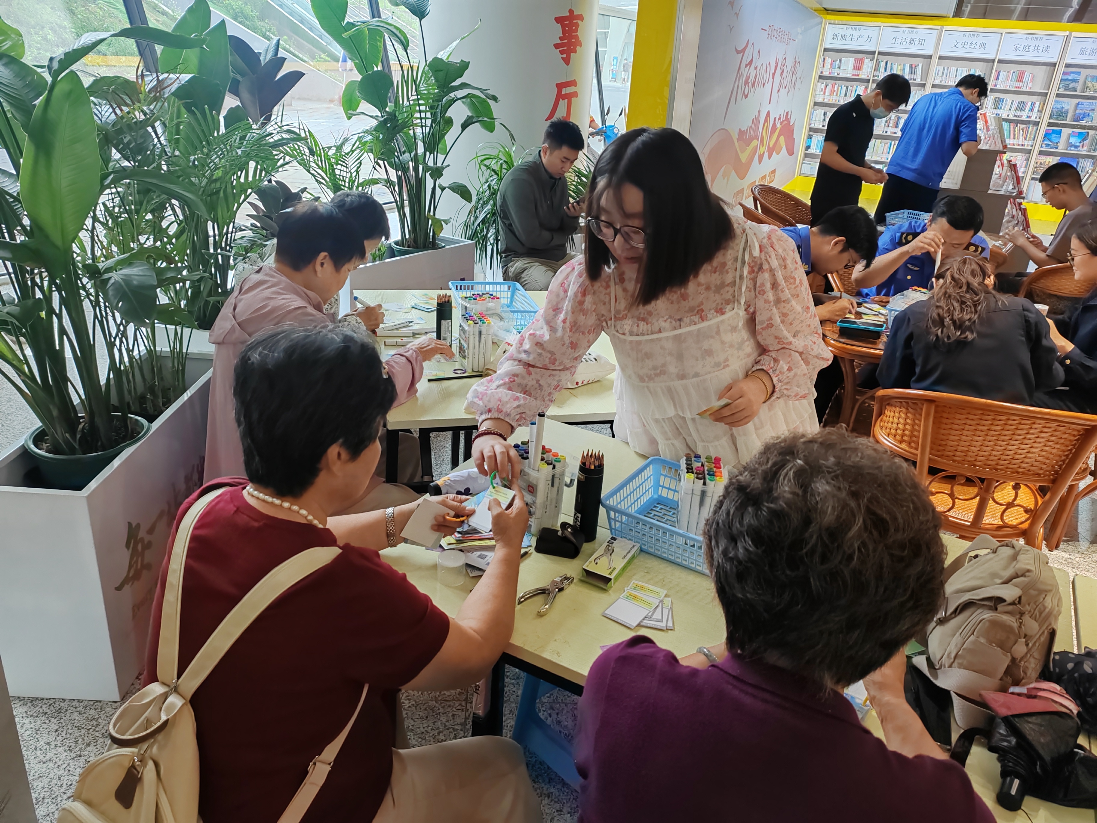 告别候车刷手机！北京朝阳站旅客亲手制作“专属书单”纪念品
