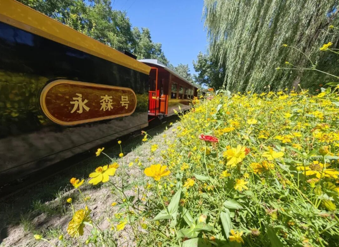2026年,石景山区沿永定河升级打造了5.2公里融合赏景、漫步、亲水、观日落等场景的滨水活力新空间,即将于服贸会期间开放亮相。加上2025年已经亮相的永定河集1.6公里滨水廊道,市民游客即将体验永定河(S1线至永定河休闲森林公园段)近7公里完整滨水岸线,感受京西滨水空间崭新活力。 2026年,石景山区沿永定河升级打造了5.2公里融合赏景、漫步、亲水、观日落等场景的滨水活力新空间,即将于服贸会期间开放亮相。加上2025年已经亮相的永定河集1.6公里滨水廊道,市民游客即将体验永定河(S1线至永定河休闲森林公园段)近7公里完整滨水岸线,感受京西滨水空间崭新活力。