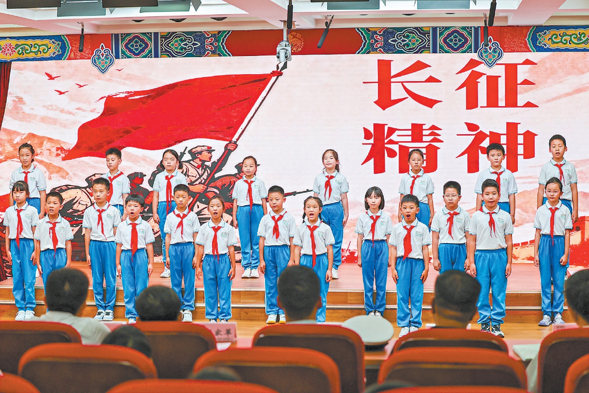 9月1日上午,东城区史家小学分校举办“红心映来路,少年踏新程”主题开学典礼。 9月1日上午,东城区史家小学分校举办“红心映来路,少年踏新程”主题开学典礼。