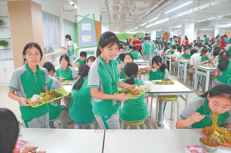 9月1日,北京市第二十中学附属实验学校食堂里,学生有序进餐。 9月1日,北京市第二十中学附属实验学校食堂里,学生有序进餐。