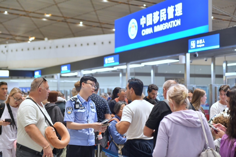 单日达8.2万人次!北京口岸暑运客流创近6年新高 单日达8.2万人次!北京口岸暑运客流创近6年新高