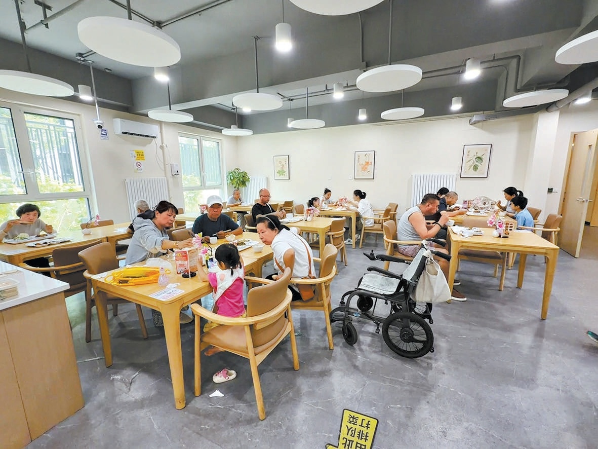 养老服务中心一层的社区餐厅人气满满。 养老服务中心一层的社区餐厅人气满满。