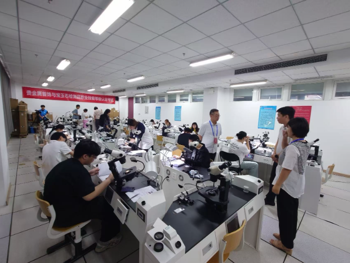 考证应该“在精不在多”,不建议学生盲目跟风报考各类证书,“考证的核心目的是服务专业学习、匹配个人兴趣、赋能职业发展。 考证应该“在精不在多”,不建议学生盲目跟风报考各类证书,“考证的核心目的是服务专业学习、匹配个人兴趣、赋能职业发展。