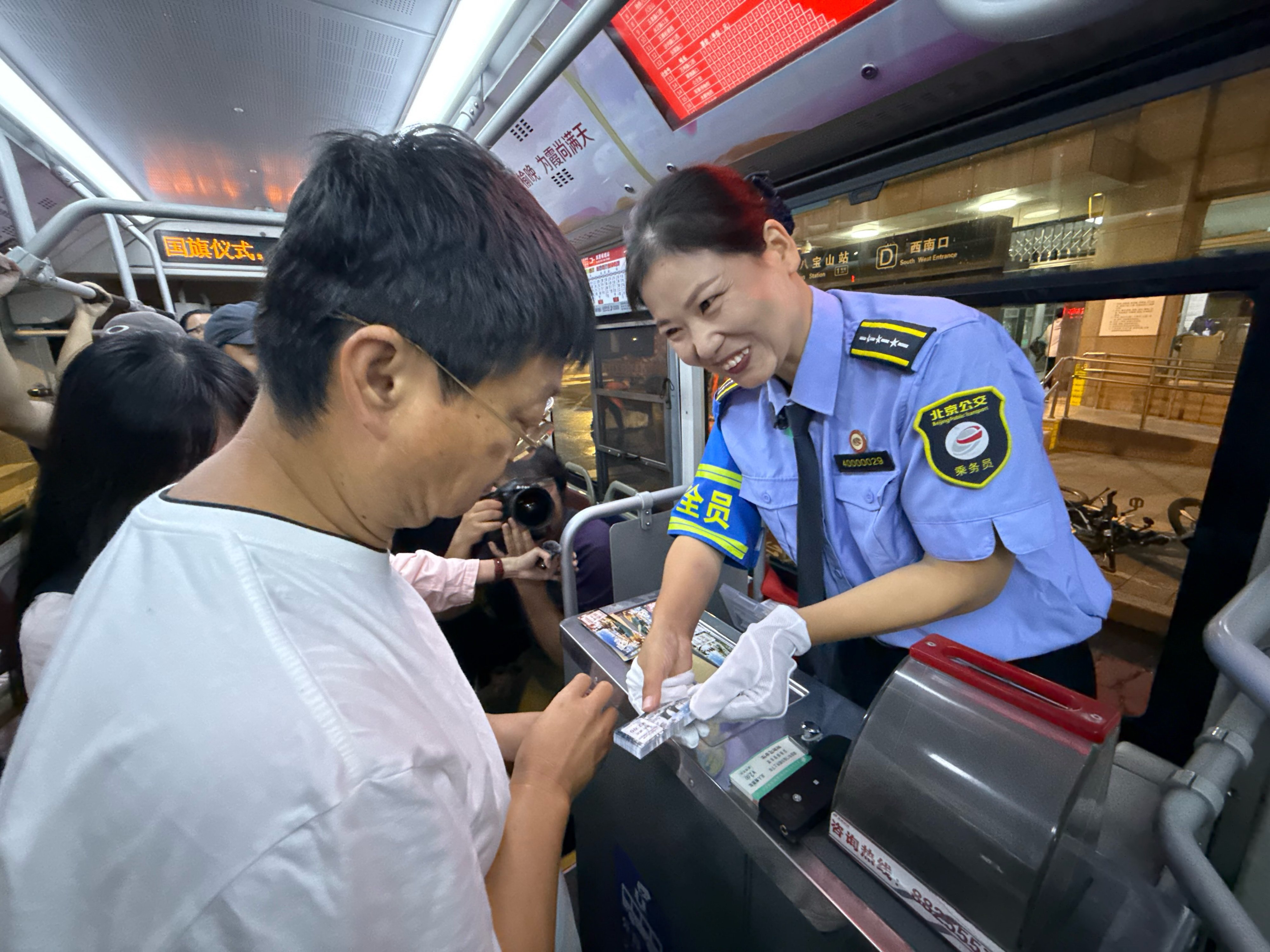 91岁“大1路”9月5日起西延至首钢园,首班车座无虚席! 91岁“大1路”9月5日起西延至首钢园,首班车座无虚席!