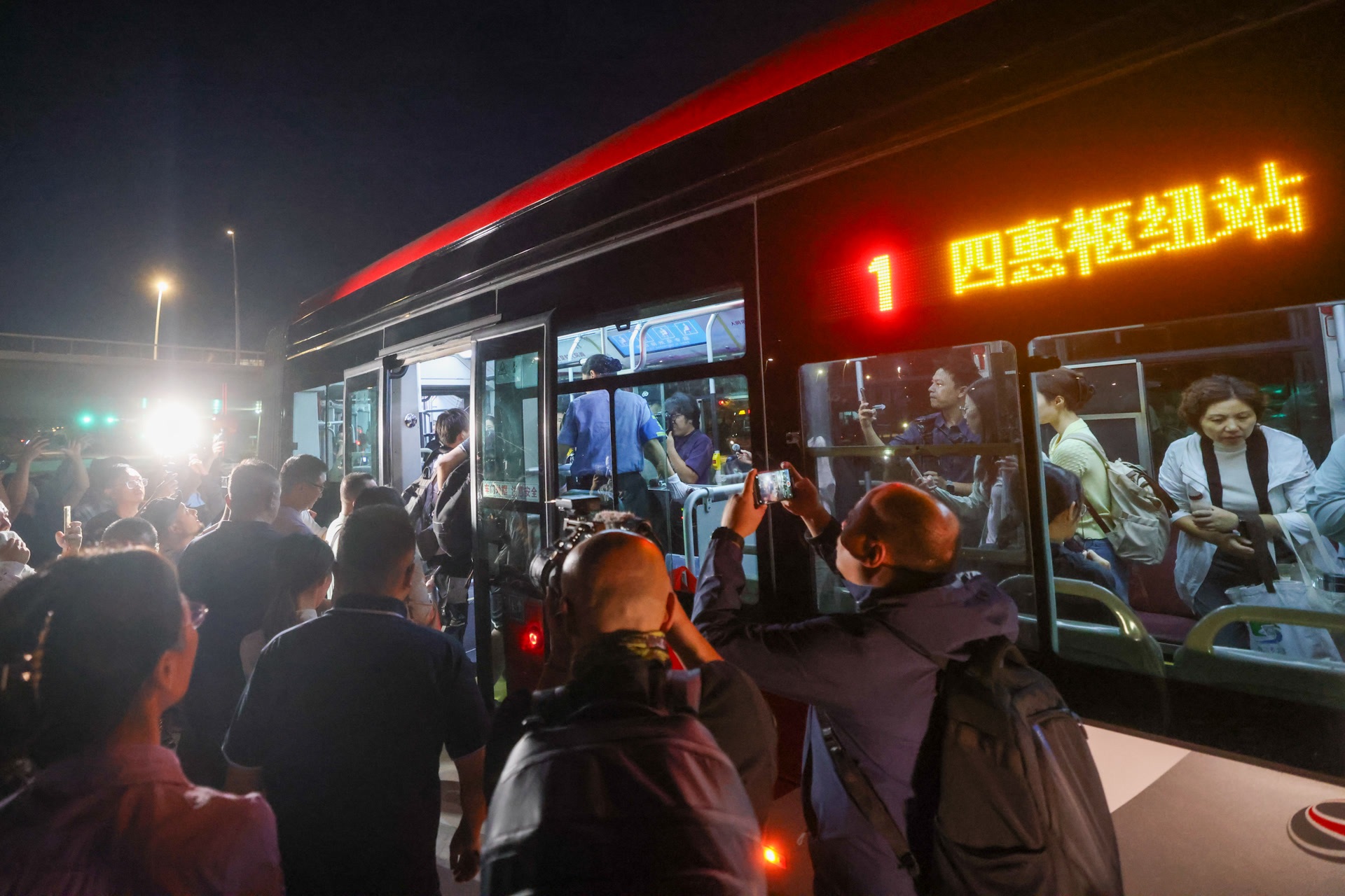 91岁“大1路”9月5日起西延至首钢园,首班车座无虚席! 91岁“大1路”9月5日起西延至首钢园,首班车座无虚席!