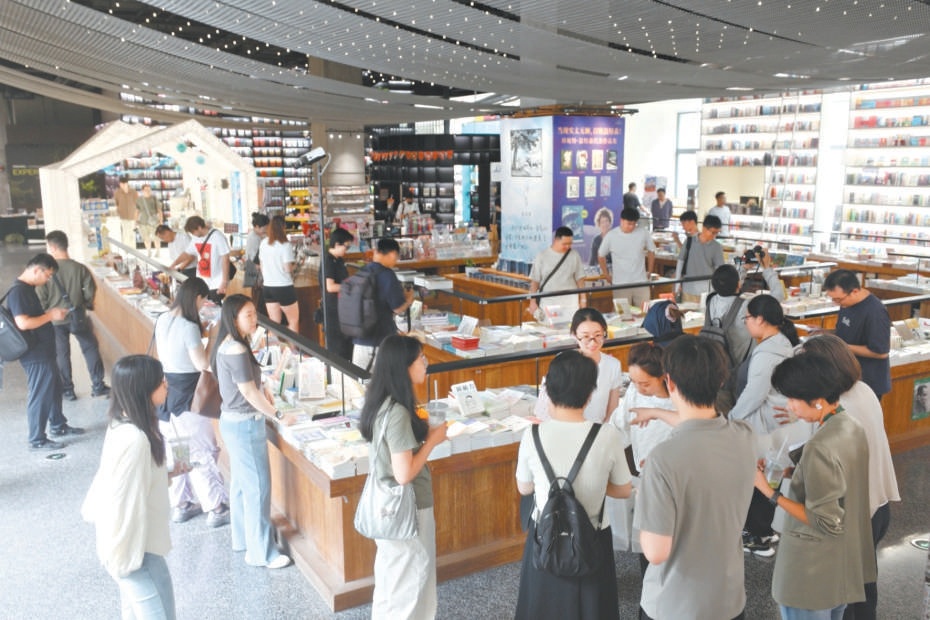 PAGEONE(叶壹堂)书店里读者络绎不绝。 PAGEONE(叶壹堂)书店里读者络绎不绝。
