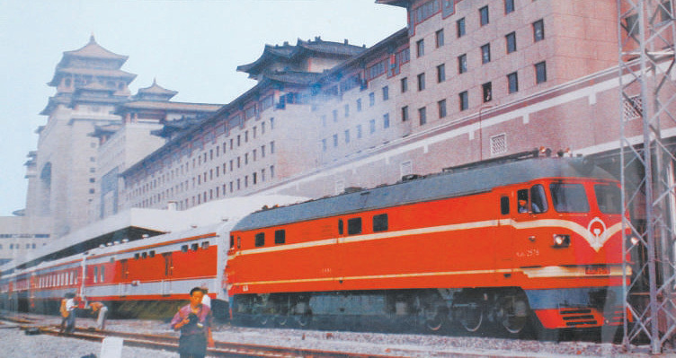 30年前,105次列车从北京西站出发。 30年前,105次列车从北京西站出发。
