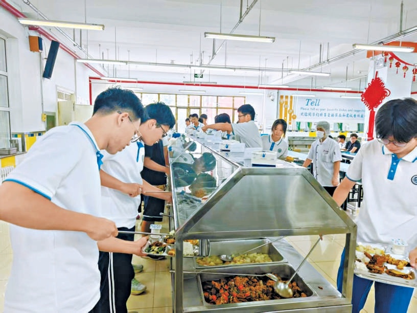 对外经济贸易大学附属中学(北京市第九十四中学)学生在自助餐区打餐。 对外经济贸易大学附属中学(北京市第九十四中学)学生在自助餐区打餐。