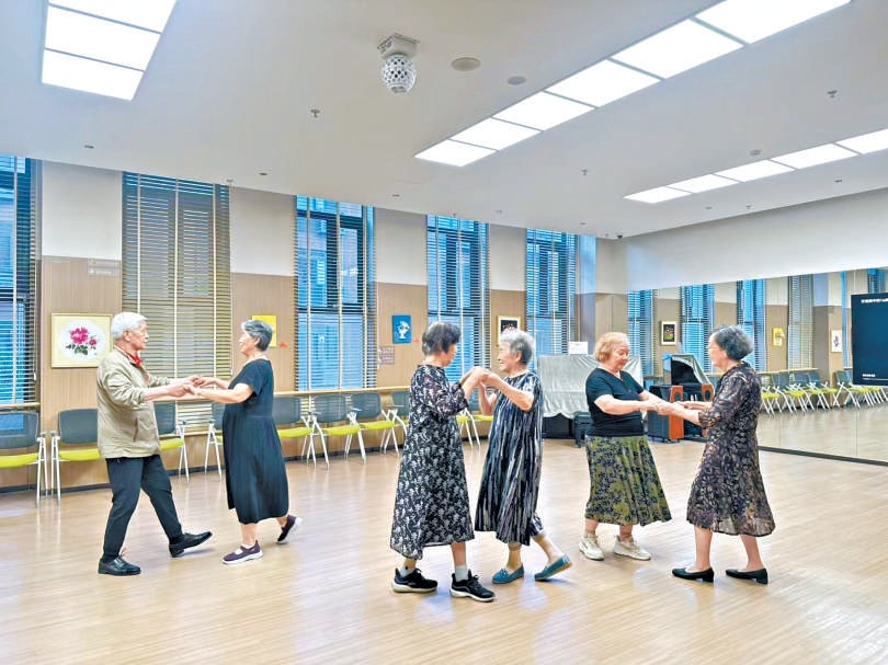 老人参加活动、上课、加入社团,可积攒“幸福币”。 老人参加活动、上课、加入社团,可积攒“幸福币”。