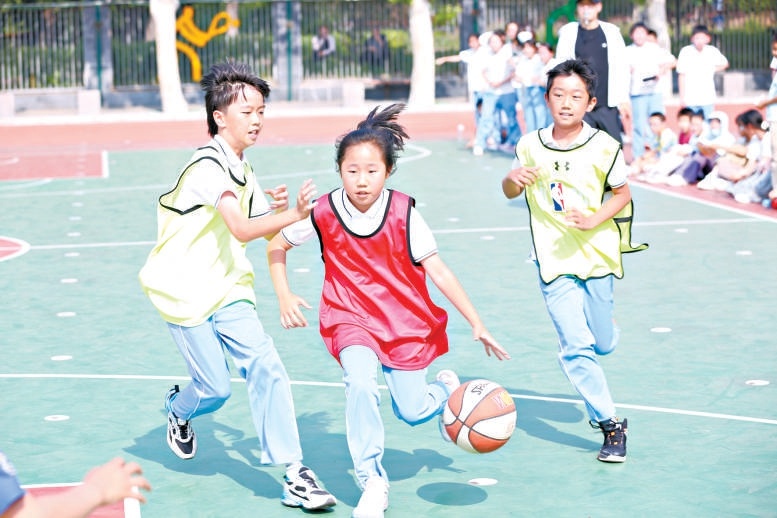 北京小学翡翠城分校学生在午休时间开展体育活动。学校供图