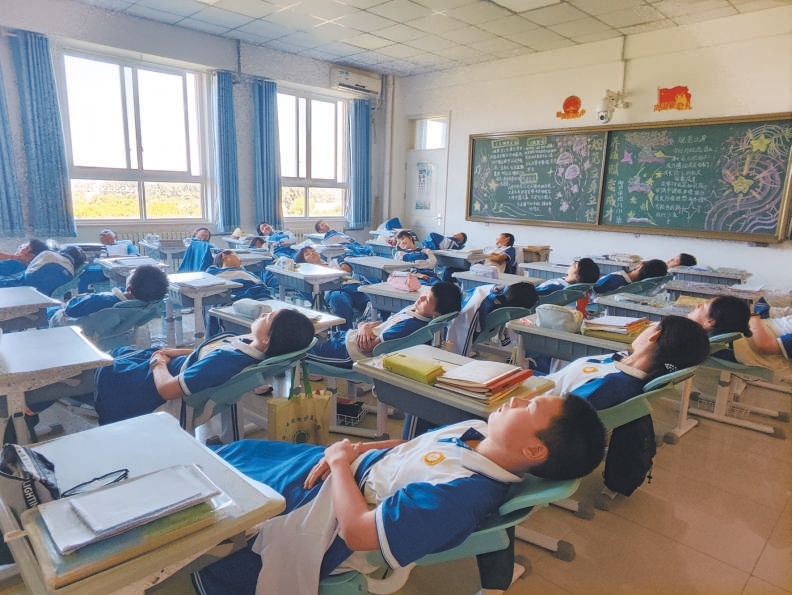 昌平区阳坊学校初中部配齐可躺式课桌椅。学校供图