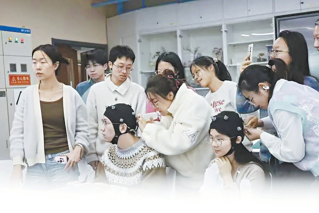 清华大学心理、脑与认知科学专业学生在课上使用脑电设备。