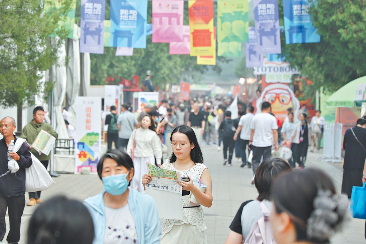 昨天，地坛书市开幕首日，读者找书选书。