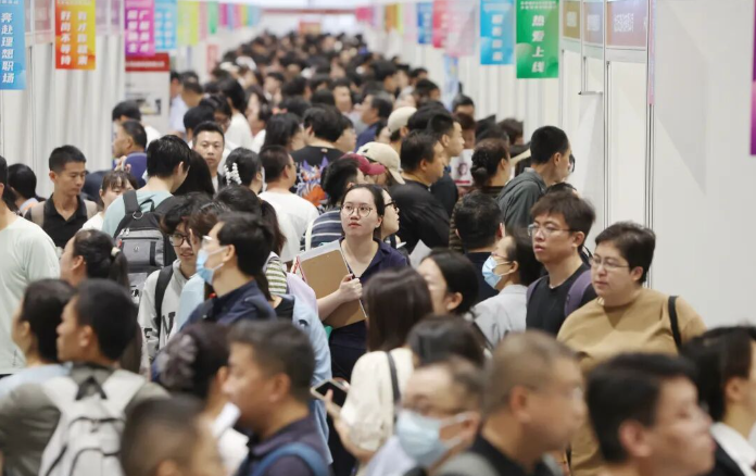 9月20日,北京市人力资源社会保障局联合多部门举办的“就业在北京”2026年秋季大型现场招聘会在北京国家会议中心举行,这是北京市专门针对秋季招聘窗口期举办的大规模现场招聘活动。现场集中发布多项公共就业服务创新举措,汇集400余家优质企事业单位,累计释放超2万个就业岗位,为用人单位和求职者搭建人岗对接桥梁。 9月20日,北京市人力资源社会保障局联合多部门举办的“就业在北京”2026年秋季大型现场招聘会在北京国家会议中心举行,这是北京市专门针对秋季招聘窗口期举办的大规模现场招聘活动。现场集中发布多项公共就业服务创新举措,汇集400余家优质企事业单位,累计释放超2万个就业岗位,为用人单位和求职者搭建人岗对接桥梁。