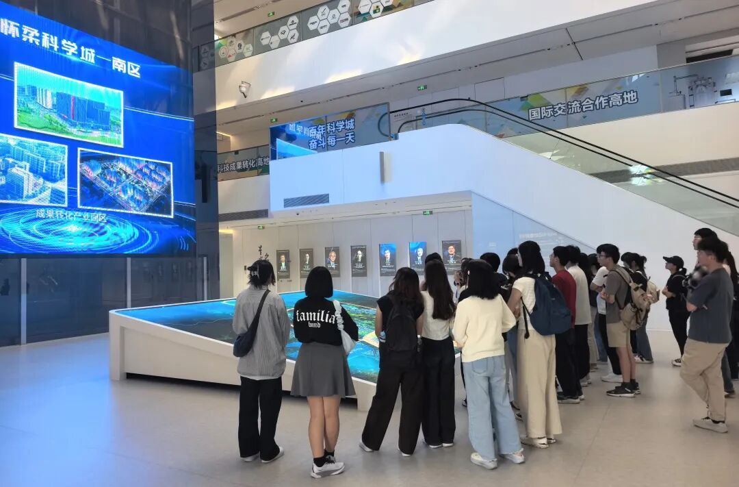 35名北大港澳台交换生怀柔行：看大国重器，读文化外交