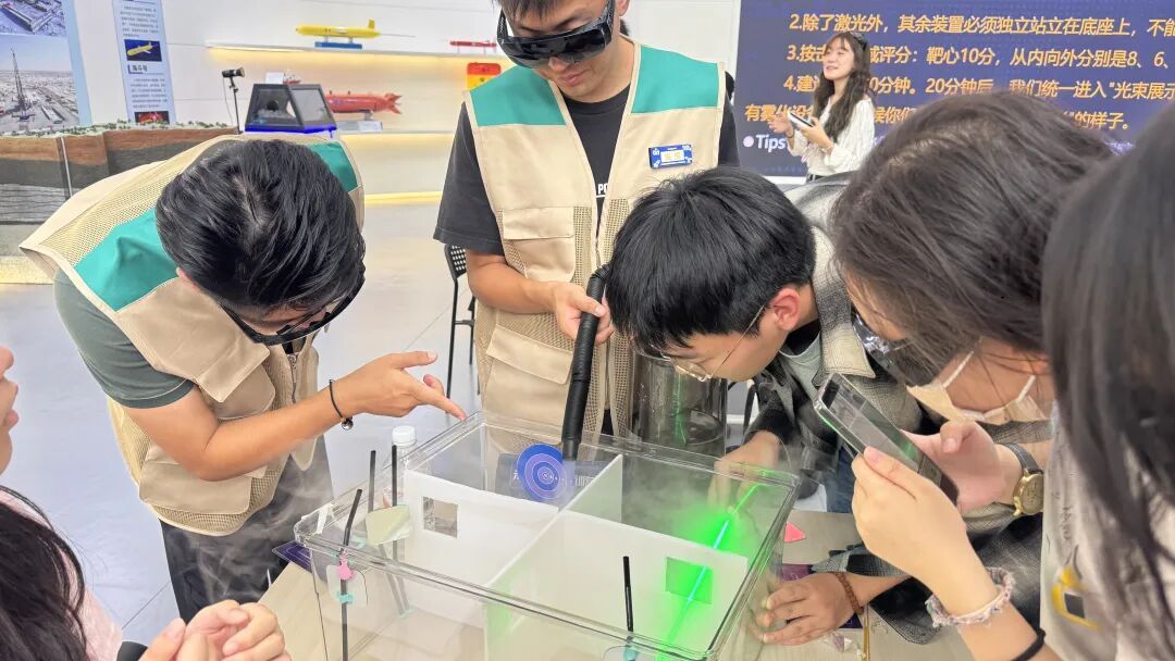 35名北大港澳台交换生怀柔行：看大国重器，读文化外交